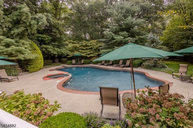 6 Burlington Ln, East Brunswick Twp., NJ 08816