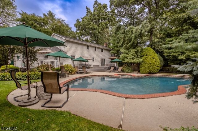 6 Burlington Ln, East Brunswick Twp., NJ 08816