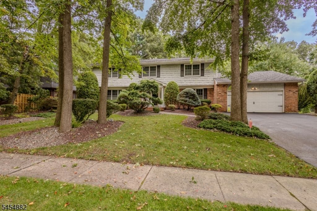 6 Burlington Ln, East Brunswick Twp., NJ 08816