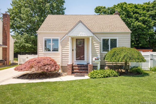 36 Iroquois Place, Farmingdale, NY 11735