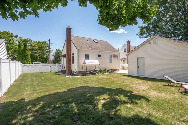 36 Iroquois Place, Farmingdale, NY 11735