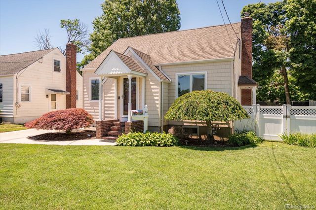 36 Iroquois Place, Farmingdale, NY 11735