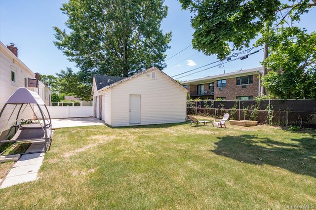 36 Iroquois Place, Farmingdale, NY 11735