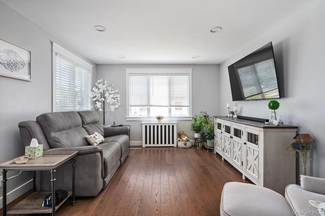 36 Iroquois Place, Farmingdale, NY 11735