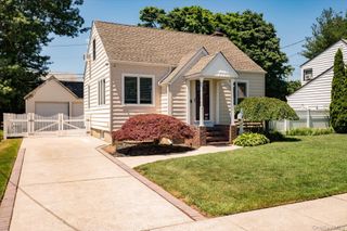 36 Iroquois Place, Farmingdale, NY 11735
