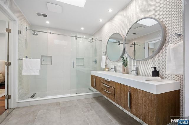 352 Gorge, Cliffside Park, NJ 07010