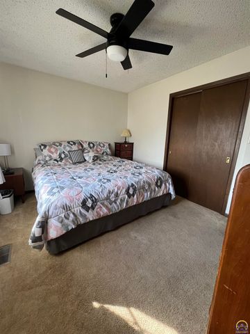 3624 SW Cambridge TER, Topeka, KS 66610