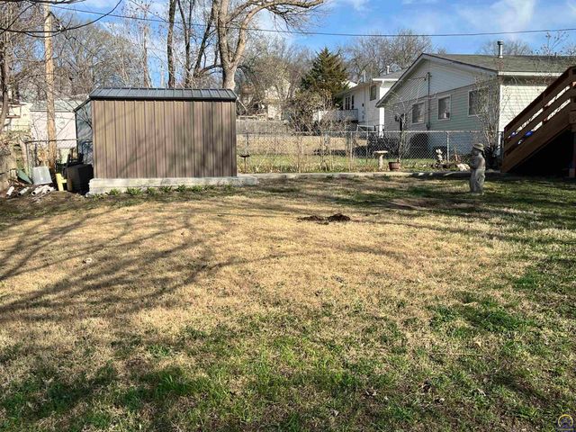 3624 SW Cambridge TER, Topeka, KS 66610