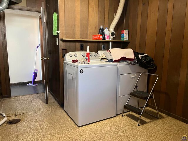 3624 SW Cambridge TER, Topeka, KS 66610