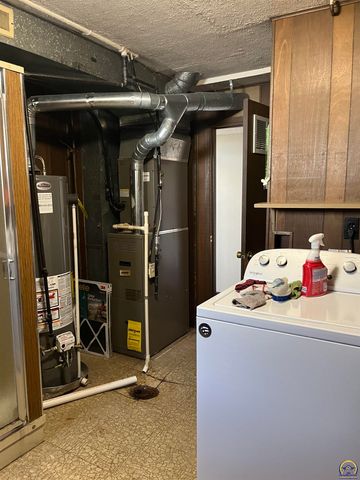 3624 SW Cambridge TER, Topeka, KS 66610