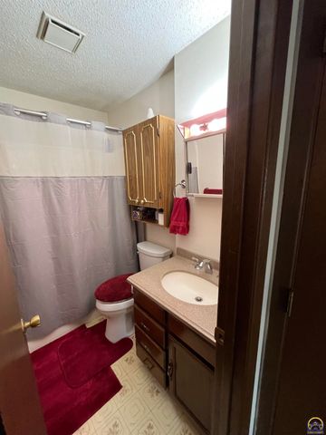 3624 SW Cambridge TER, Topeka, KS 66610