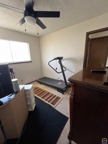 3624 SW Cambridge TER, Topeka, KS 66610