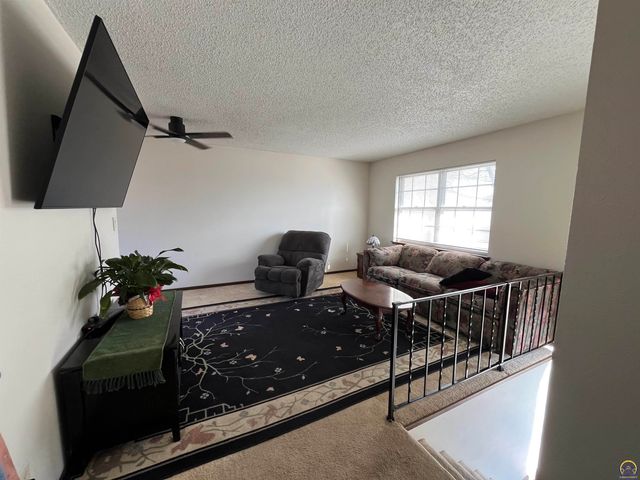 3624 SW Cambridge TER, Topeka, KS 66610