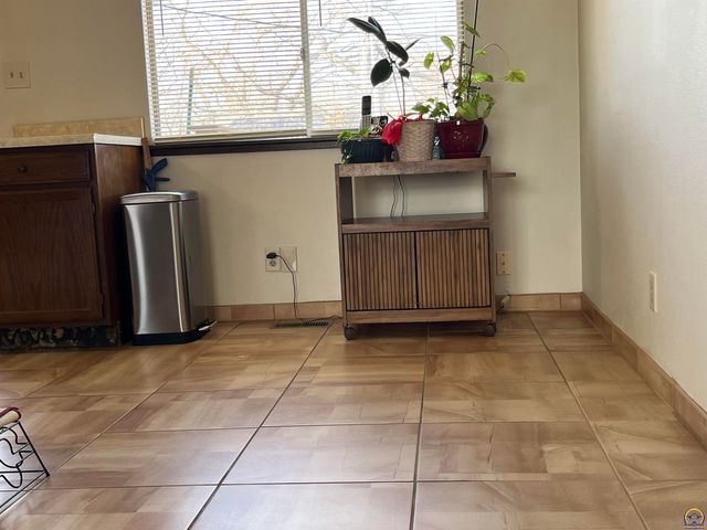 3624 SW Cambridge TER, Topeka, KS 66610