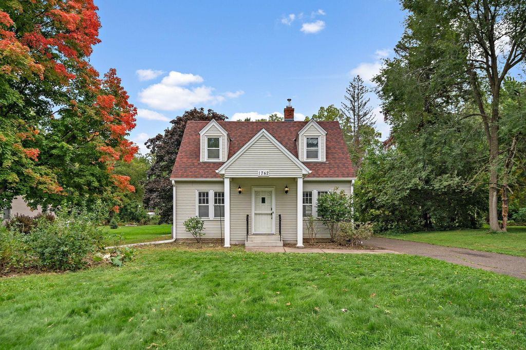 1742 Howard Street N, Maplewood, MN 55109