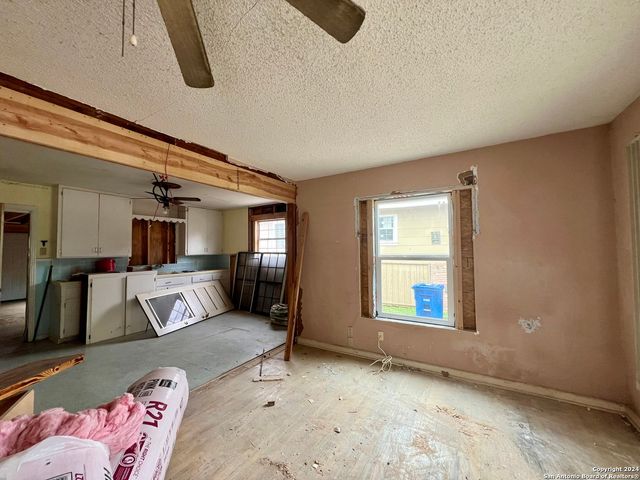 222 GOLDEN CROWN DR, San Antonio, TX 78223