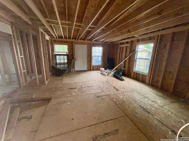 222 GOLDEN CROWN DR, San Antonio, TX 78223