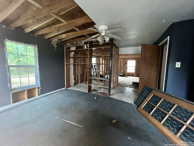 222 GOLDEN CROWN DR, San Antonio, TX 78223