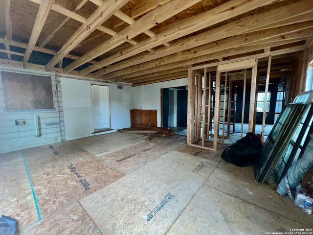 222 GOLDEN CROWN DR, San Antonio, TX 78223
