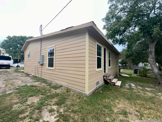 222 GOLDEN CROWN DR, San Antonio, TX 78223