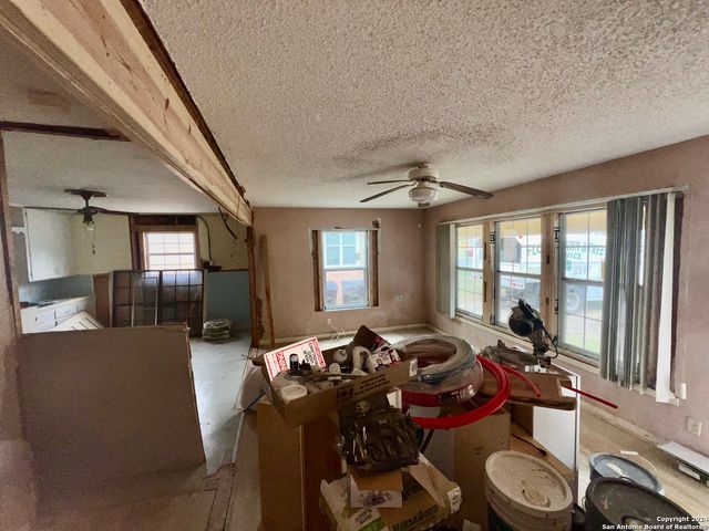 222 GOLDEN CROWN DR, San Antonio, TX 78223
