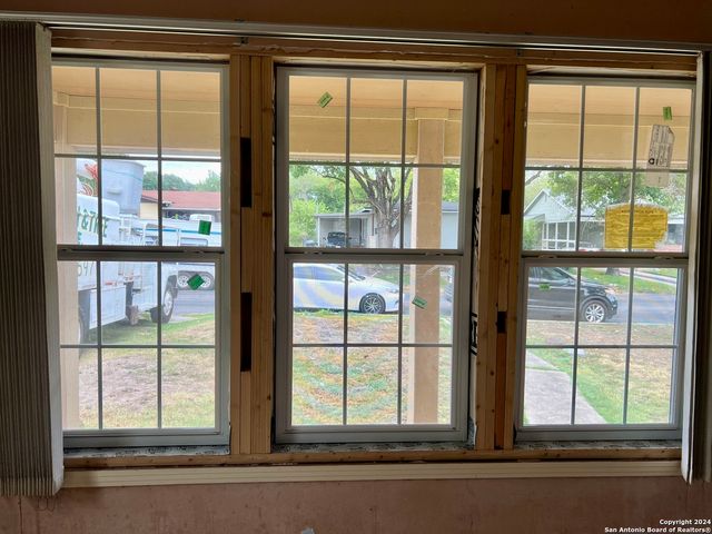 222 GOLDEN CROWN DR, San Antonio, TX 78223