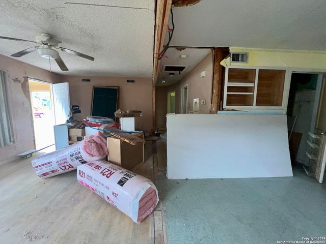 222 GOLDEN CROWN DR, San Antonio, TX 78223
