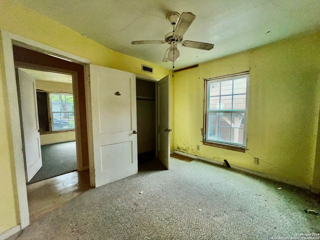 222 GOLDEN CROWN DR, San Antonio, TX 78223