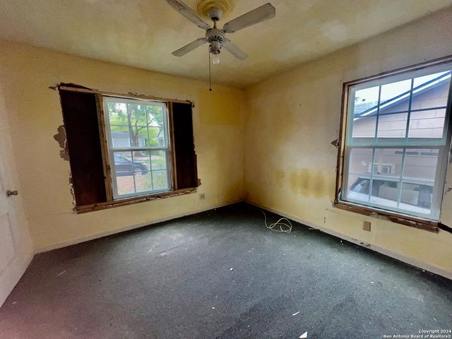 222 GOLDEN CROWN DR, San Antonio, TX 78223