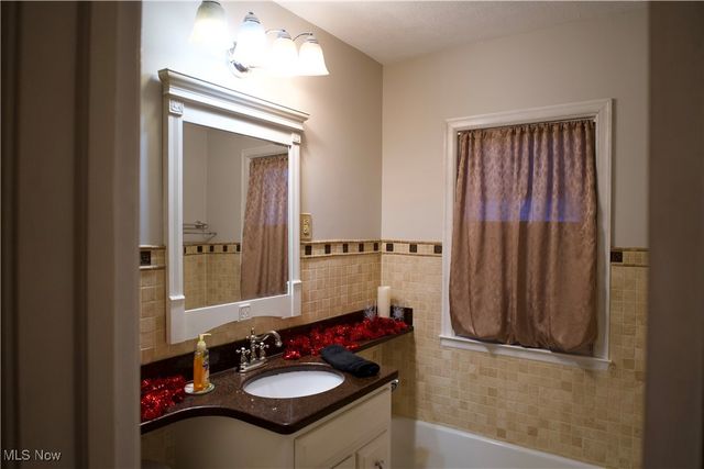 1595 Evergreen Avenue, Akron, OH 44301