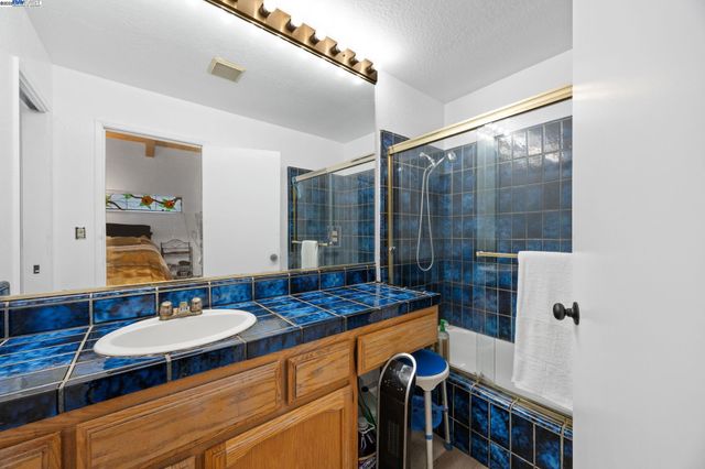 3660 Oak Knoll Blvd, Oakland, CA 94605