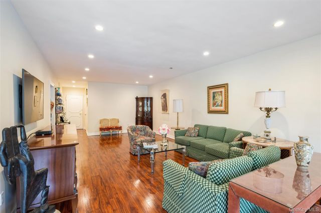 1 Kensington Gate 118, Great Neck, NY 11021