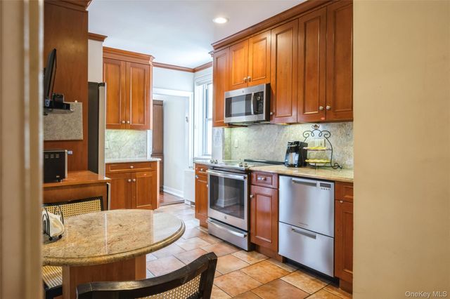 1 Kensington Gate 118, Great Neck, NY 11021