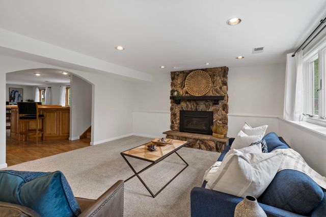 1353 Wood Duck Trail, Shakopee, MN 55379
