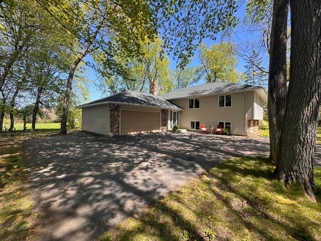 1353 Wood Duck Trail, Shakopee, MN 55379