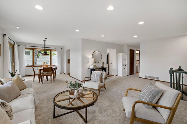 1353 Wood Duck Trail, Shakopee, MN 55379