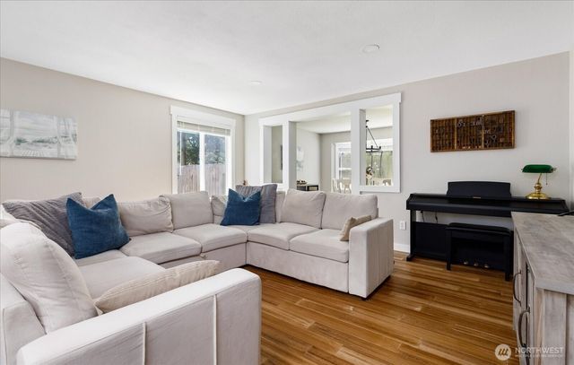 1565 SW Putnam Drive, Oak Harbor, WA 98277