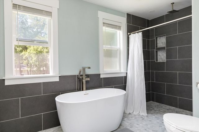 1565 SW Putnam Drive, Oak Harbor, WA 98277