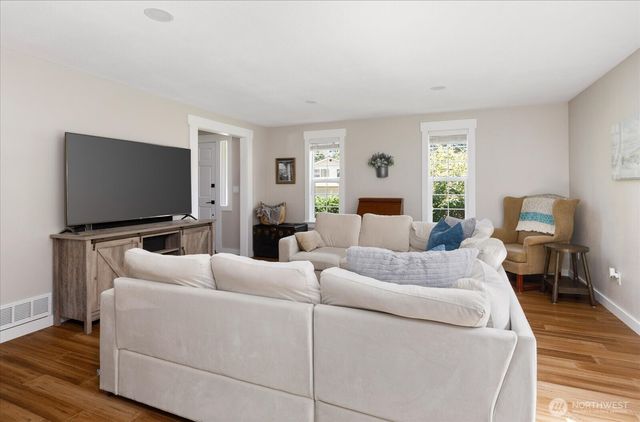 1565 SW Putnam Drive, Oak Harbor, WA 98277