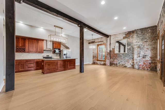 909 Gustavus Lane, B, Columbus, OH 43205