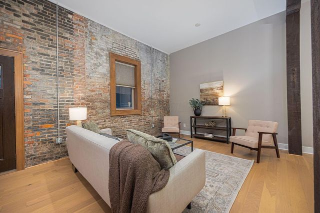 909 Gustavus Lane, B, Columbus, OH 43205
