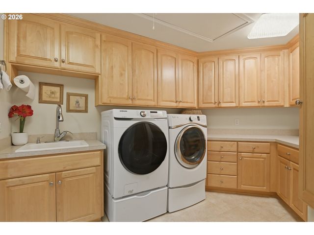 8145 Sw 57TH Ave, Portland, OR 97219