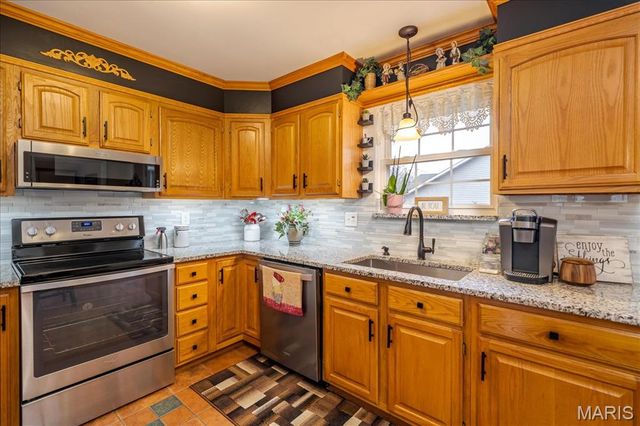 1400 Redwood Dr, St Clair, MO 63077