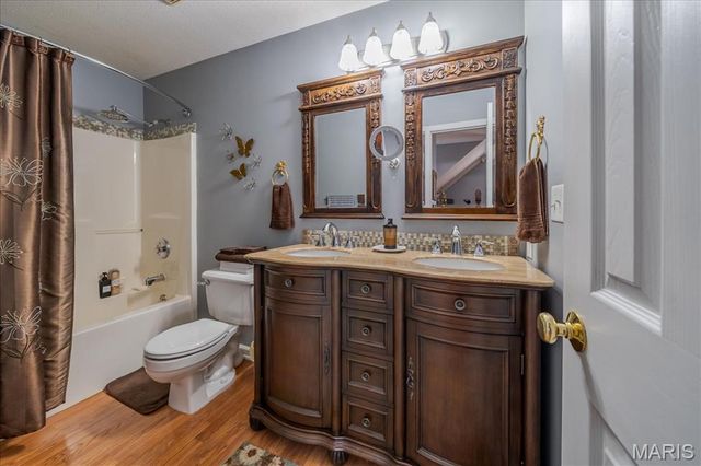 1400 Redwood Dr, St Clair, MO 63077