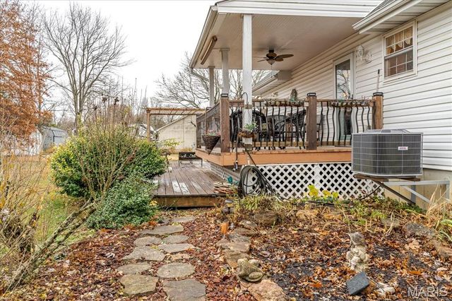 1400 Redwood Dr, St Clair, MO 63077