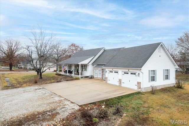 1400 Redwood Dr, St Clair, MO 63077