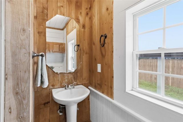 1201 Farm ST, Bastrop, TX 78602