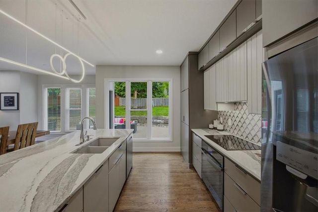 21617 W 97 Terrace, Lenexa, KS 66220