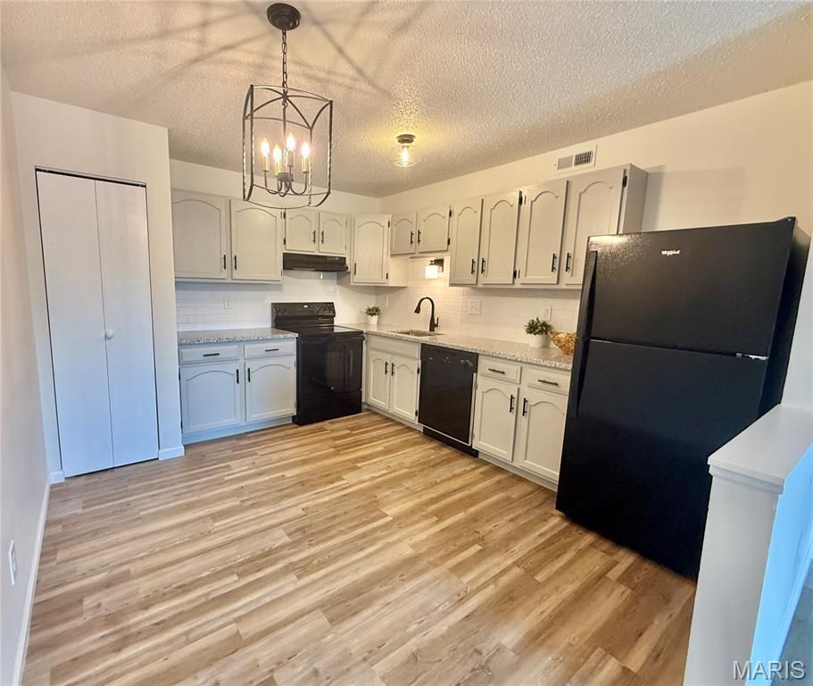 601 N Monroe Street 9, Pacific, MO 63069