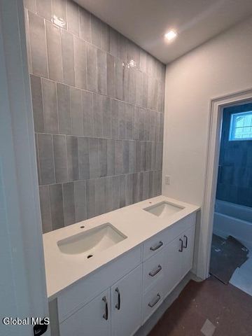 1390 9P, Saratoga Springs, NY 12866